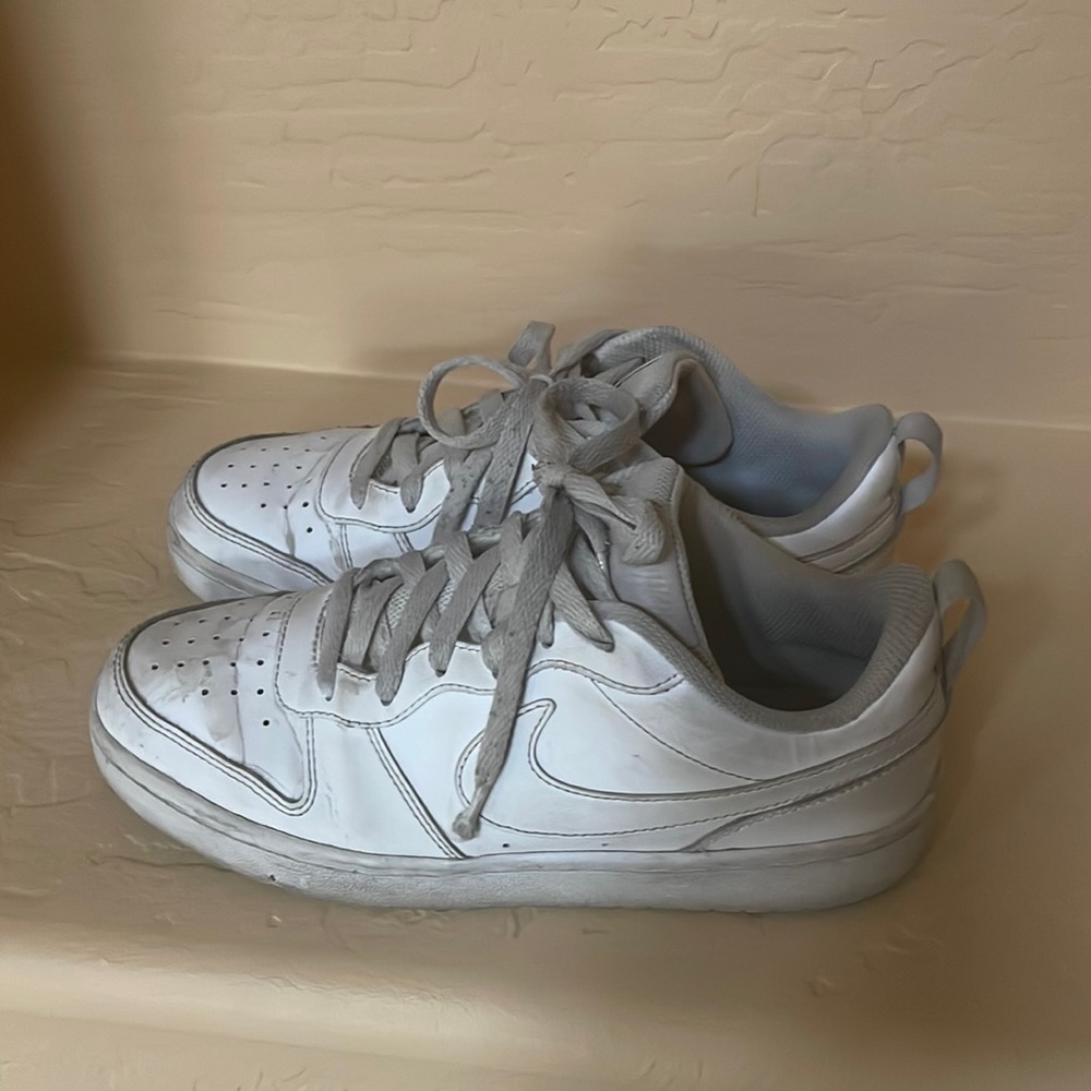 White Nike dunks